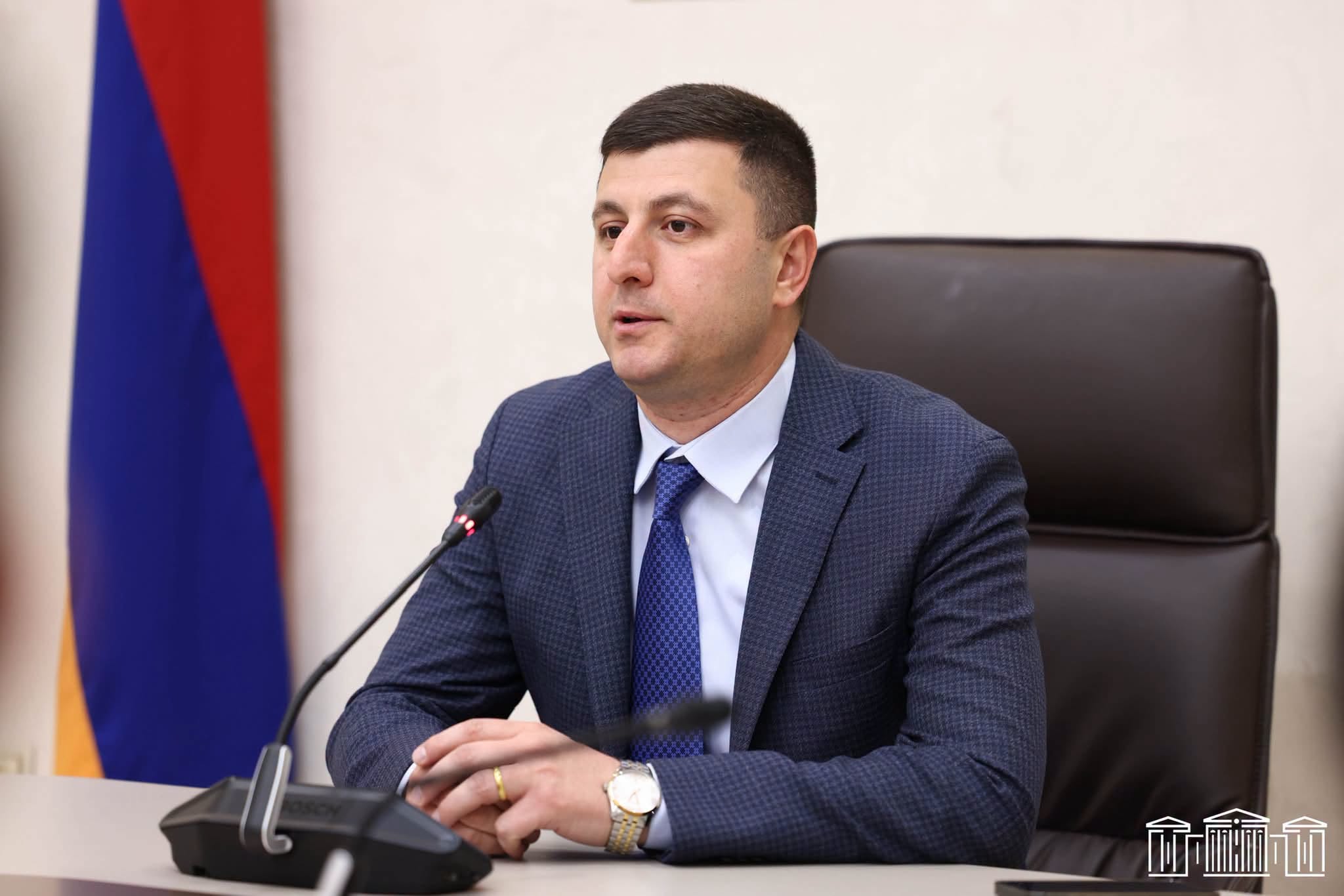 Вы смотрите веселые ролики министра обороны, ходите по воинским частям, позициям