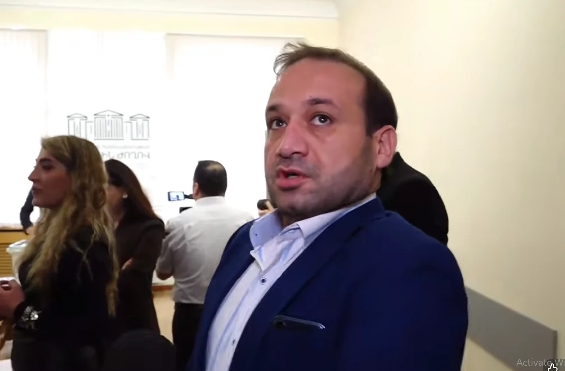 Ты не напеваешь. Депутат КП журналисту
